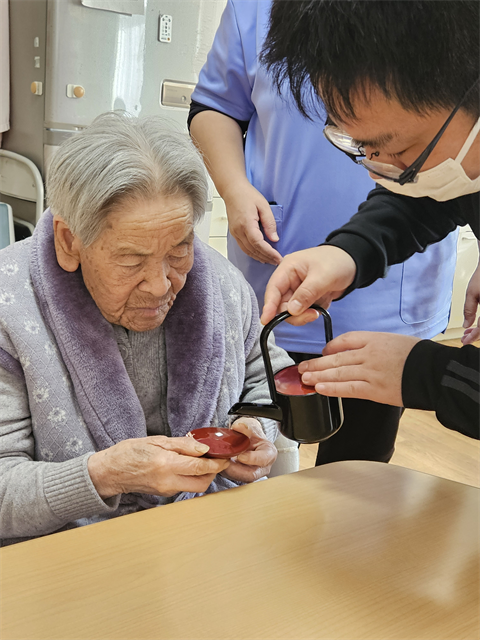 お屠蘇を振る舞う