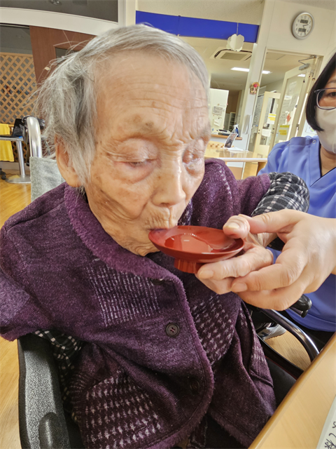 お屠蘇を振る舞う