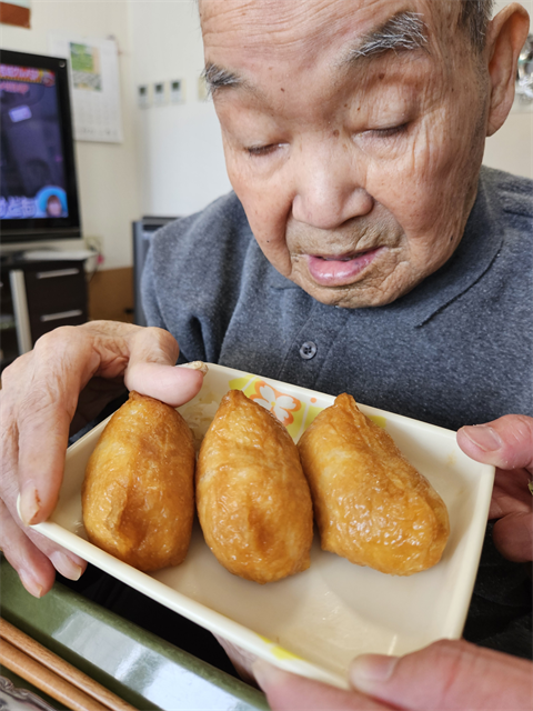 おいなりさん食す