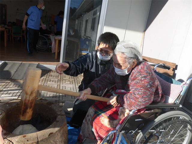 餅つきに参加