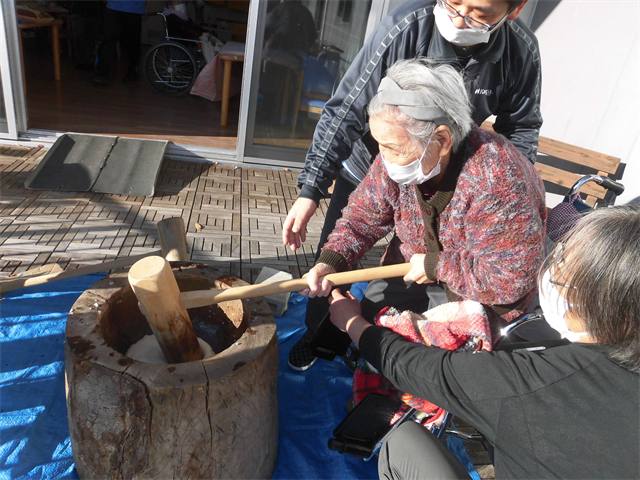 餅つきに参加