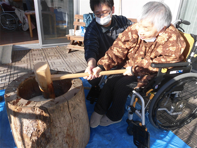 餅つきに参加