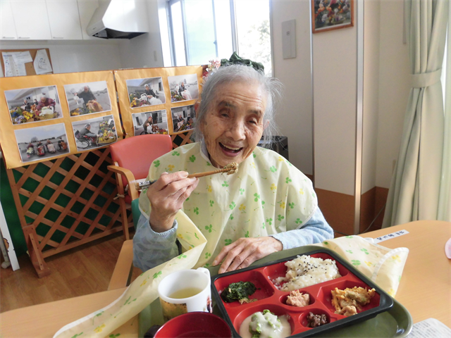 昼食は栗ごはん