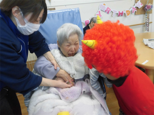 豆まきを行う