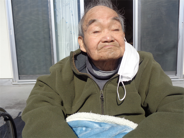 外で日向ぼっこ