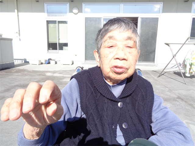 外で日向ぼっこ