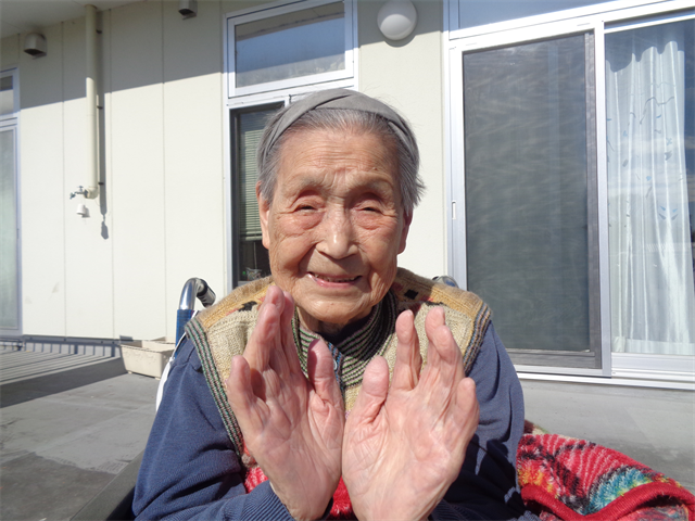 外で日向ぼっこ