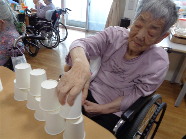 ボール投げ＆コップ積み