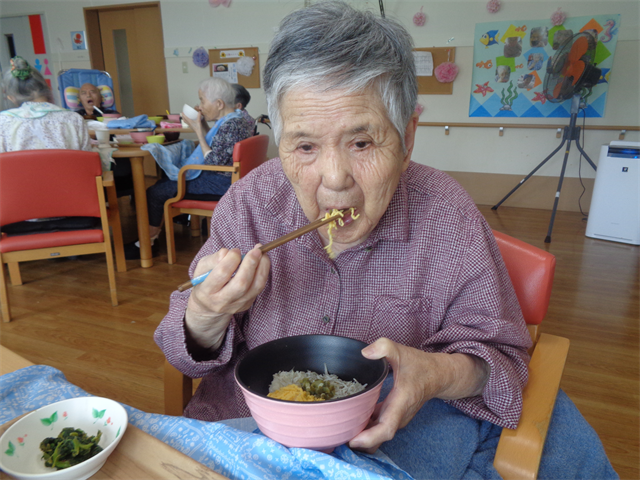 お昼はシラスご飯