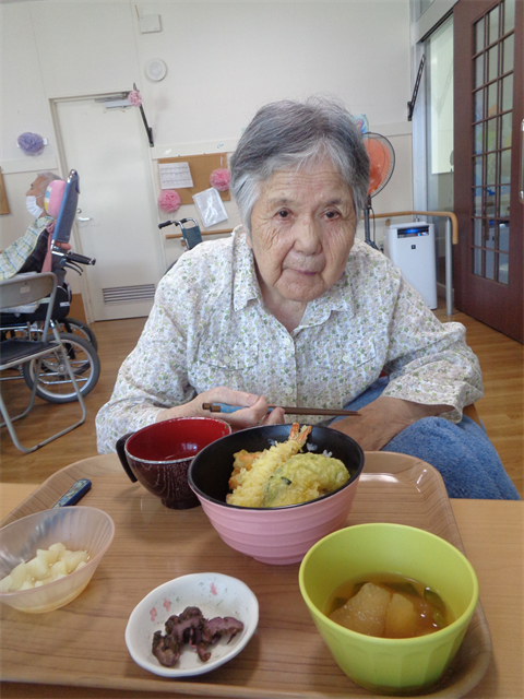 お昼に天丼食す
