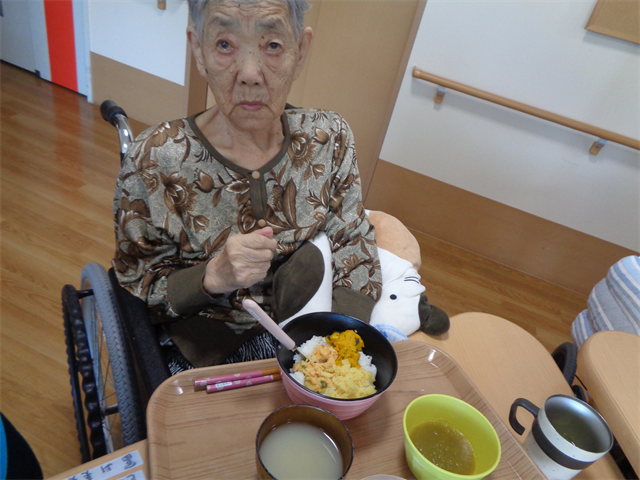お昼に天丼食す