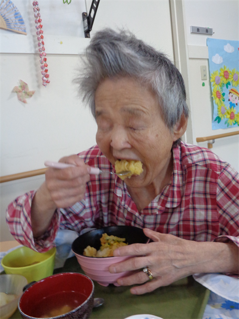 お昼に天丼食す