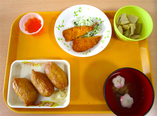 昼食はいなり寿司