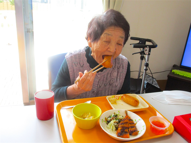昼食はいなり寿司