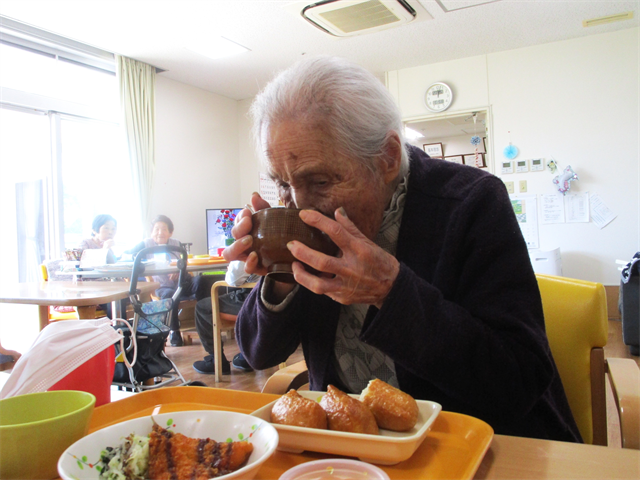 昼食はいなり寿司