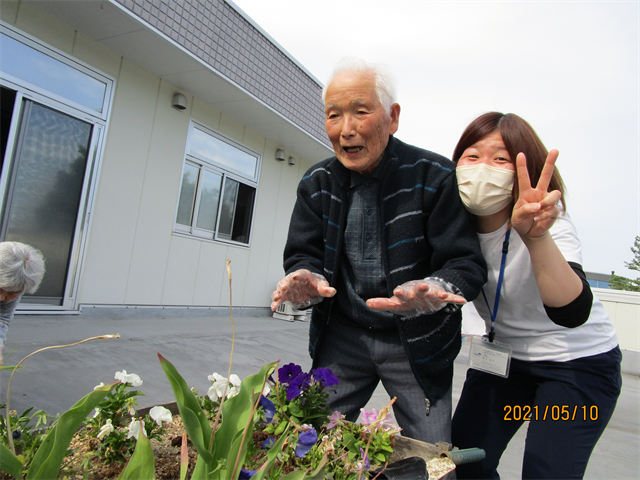 田植え、花植えしました