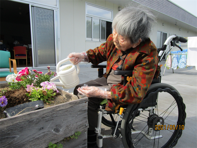 田植え、花植えしました