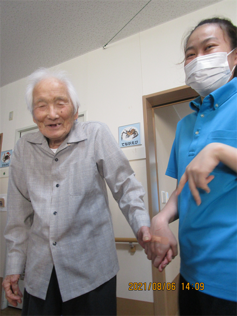 暑いので室内散歩