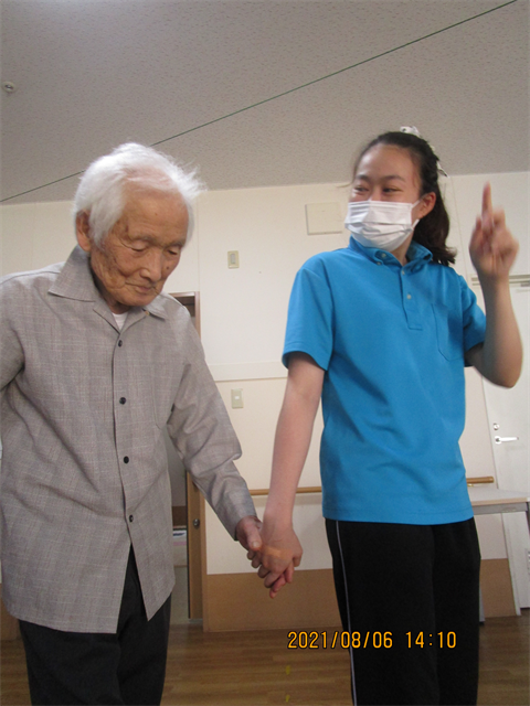 暑いので室内散歩