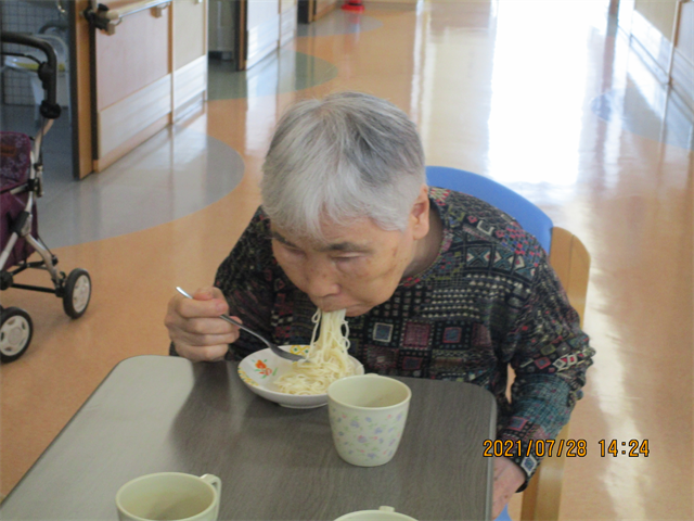 皆でそうめん食べる