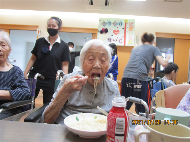 皆でそうめん食べる