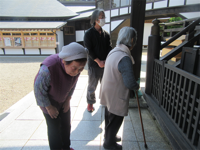 静神社参拝と公園散策