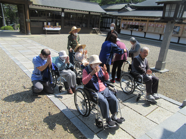 静神社参拝と公園散策