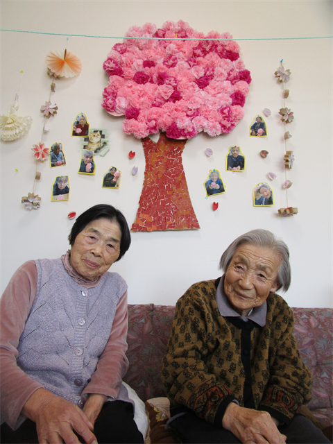 利用者様と壁画作り