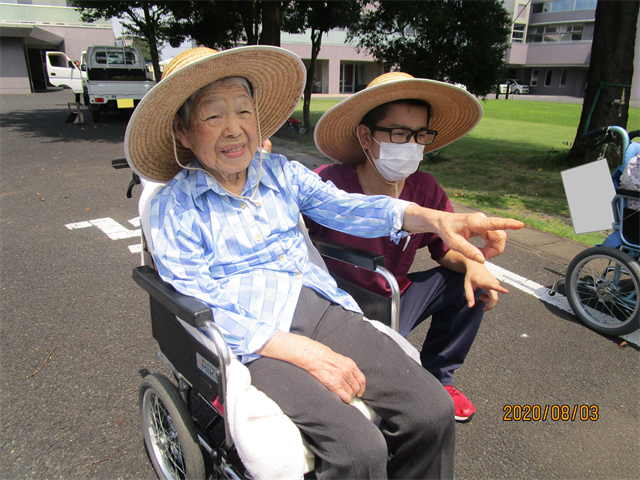 麦わら帽子で散歩