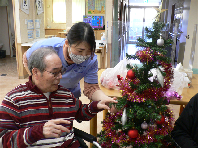 クリスマスツリー飾り付け