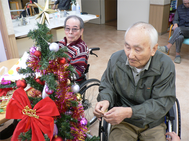 クリスマスツリー飾り付け