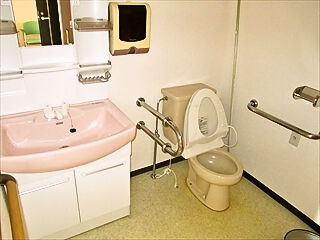 ドルフィン八王子　個室のトイレと洗面台