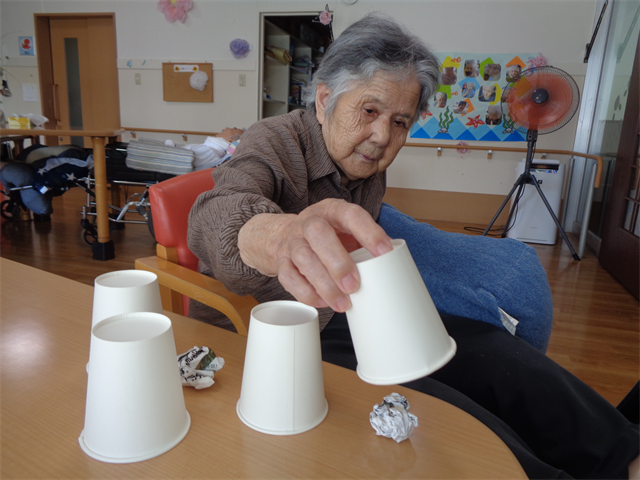 ボール隠しゲーム