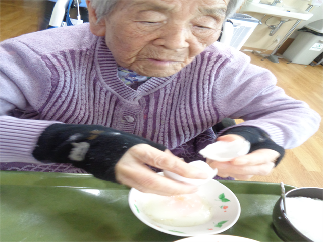 温泉卵割り